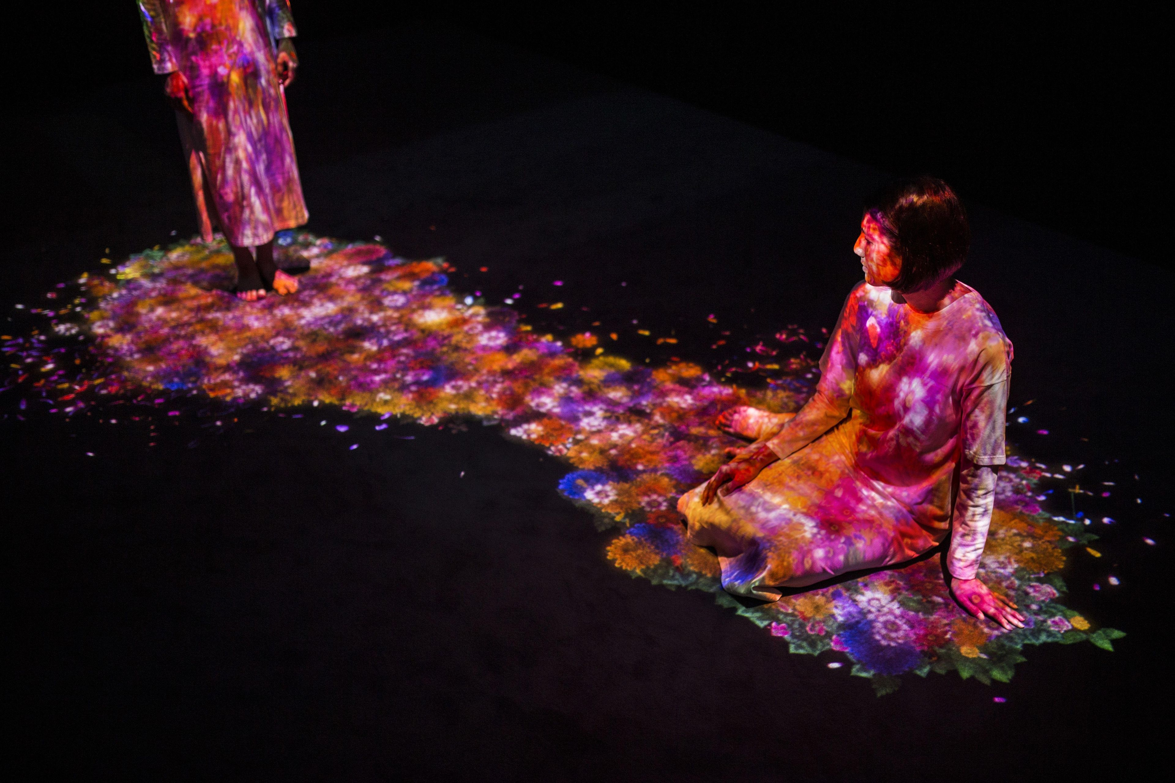 People experiencing an immersive digital installation by teamLab